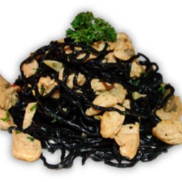 เส้นโฮมเมดหมึกดำ ผัดพริกกระเทียมแซลมอน (Home made squid ink tagliolini A.O.P salmon)