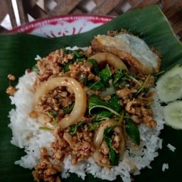 กะเพราหมูสับปลาหมึก(ฟรีไข่)เพิ่มข้าวฟรี