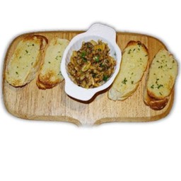 ขนมปังกระเทียมหอยลาย (Garlic bread with clams)