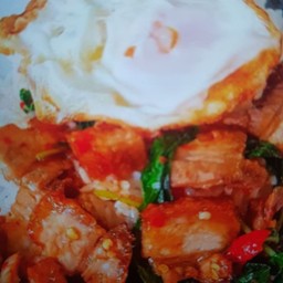 ข้าวผัดกะเพราหมูกรอบ