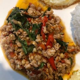 กะเพราหมูสับราดข้าว