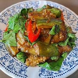 (มัง) ผััดมะเขือยาวใบโหระพา