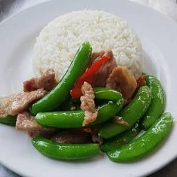 ผัดถั่วลันเตา ราดข้าว