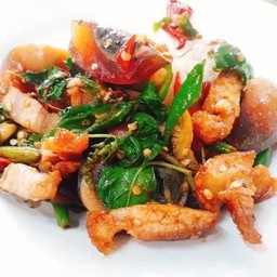 กะเพราหมูกรอบไข่เยี่ยวม้า(ราดข้าว)