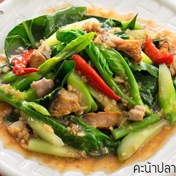 คะน้าปลาเค็ม(ราดข้าว)