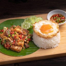 หมูกรอบผัดพริกเกลือ(ราดข้าว)