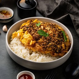 ข้าวไข่เจียวลาบหมูคั่ว