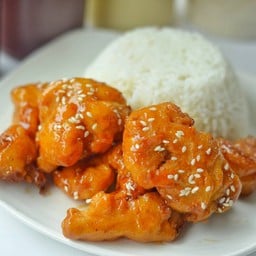 [อร่อยซ่ากับโค้ก] ข้าวไก่คาราเกะคลุกซอส +  โค้ก ออริจินัล (ขวด) 