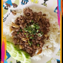 ข้าวกระเทียมเนื้อโคขุน