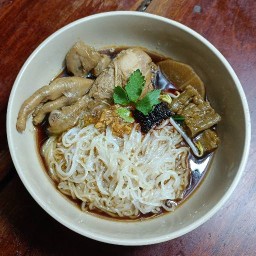 เตี๋ยวไก่ตุ๋นรสเด็ด เด็กอ้วนสาย2