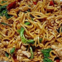 ผัดกระเพรามาม่าหมูสับห่อละ