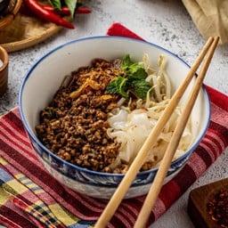 เส้นใหญ่ลาบหมูคั่ว