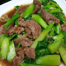 เนื้อ ผัดคะน้า เป็นกับข้าว ฟรีข้าว 1ถุง