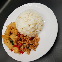 ข้าวกะเพราเพื่อนหมู ฟรีไข่ดาวลาวา