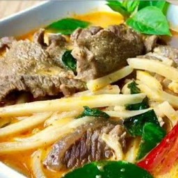 แกงเผ็ด เนื้อ หน่อไม้ ฟรีข้าวเปล่า 1ถุง