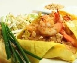 ผัดไทกุ้งสดห่อไข่