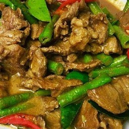 เนื้อวัว ผัดพริกแกงใต้ เป็นกับข้าว ฟรีข้าว 1ถุง