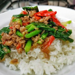 ผัดคะน้าหมูสับราดข้าว