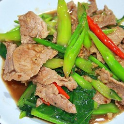 ผัดคะน้าหมูชิ้นราดข้าว