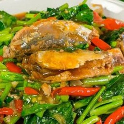 คะน้า ปลากระป๋อง เป็นกับข้าว ฟรีข้าว 1ถุง