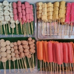 ลูกชิ้น ไส้กรอก ทอด หมู่บ้านโกลเด้นทาวน์ 3