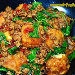 ผัดกระเพราเต้าหู้หมูสับราดข้าว