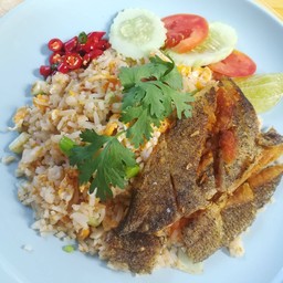 ข้าวผัดปลาสลิดทอด