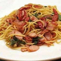 สปาเก็ตตี้พริกแห้งไส้กรอกแฮม