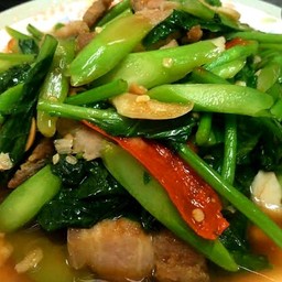 ผัดคะน้า หมู3ชั้นทอด เป็นกับข้าว ฟรีข้าวเปล่า1ถุง