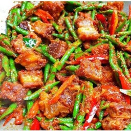 ผัดพริกแกง หมู3ชั้น(ทอด) เป็นกับ ฟรีข้าว 1ถุง