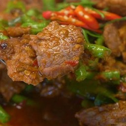 ผัดพริกแกง เนื้อ เป็นกับข้าว ฟรีข้าวเปล่า 1ถุง