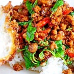 กะเพราไก่สับ + ไข่ดาว