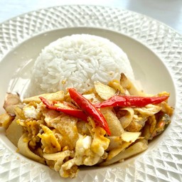 ข้าวราดหน่อไม้ผัดไข่พริกโสด