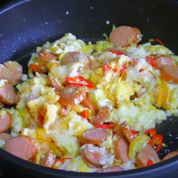 ไส้กรอกผัดเนย ไส่ไข่ พริกสด ฟรีข้าว 1ถุง