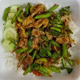 ผัดพริกแกงหมูหรือไก่ราดข้าว(โปรดระบุ)