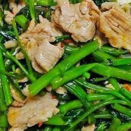 ผัดผักบุ้ง หมูชิ้น เป็นกับข้าว ฟรีข้าว 1ถุง