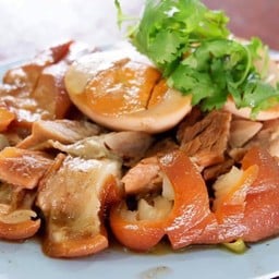 ขาหมูจานกลาง