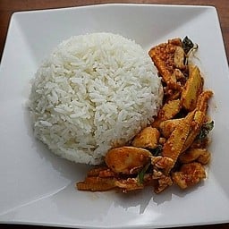 ข้าวราดผัดพริกแกงไก่ข้าวโพดอ่อน