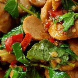 กะเพราลูกชิ้นเนื้อ  ราดข้าว
