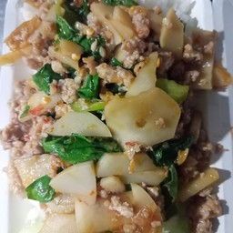 กระเพราหมูหน่อไม้ดองราดข้าว