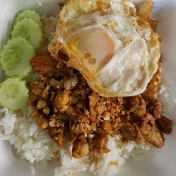 ไก่กระเทียมราดข้าว