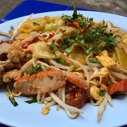 เกี๊ยวผัดไทหมูแดง