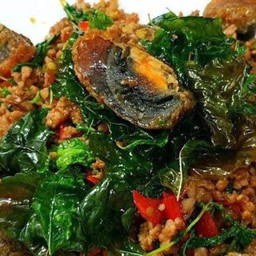 กระเพราหมูสับไข่เยี่ยวม้า (กับข้าว)