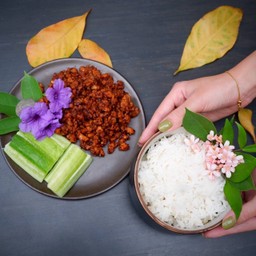 หมูผัดน้ำพริกเผาสูตร100ปี จากรุ่นสู่รุ่น พร้อมข้าว