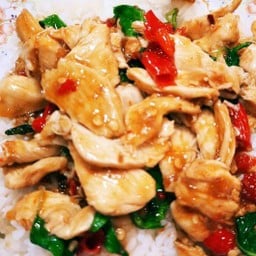 ข้าวกระเพราไก่ชิ้น