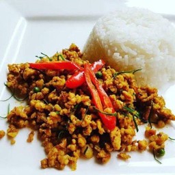 คั่วกิ้งหมูสับราดข้าว