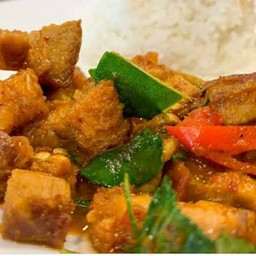 พริกแกงหมูกรอบราดข้าวพิเศษ