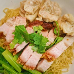 บะหมี่เกี๊ยวหมูกรอบ