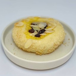 ขนมปังคัสตาร์ดลูกเกด