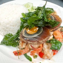 ข้าวกะเพราไข่เยี่ยวกุ้ง